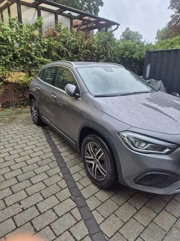 Gebraucht Mercedes GLA180 116 PS (85 kW) 2022 Grau SUV