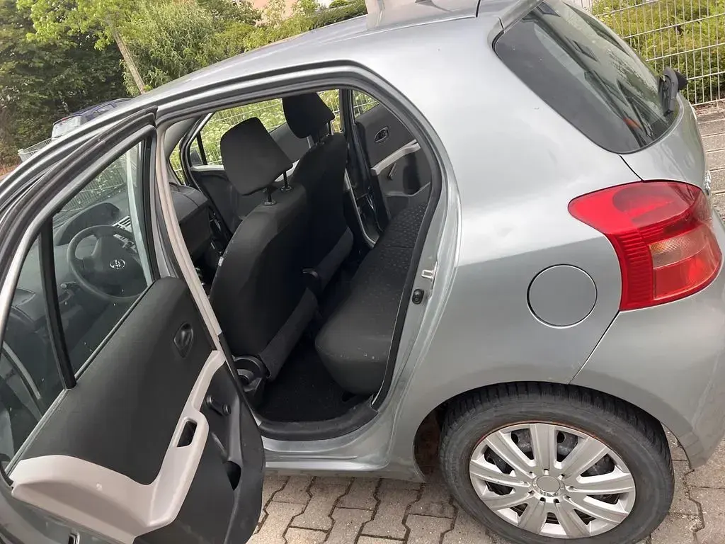 Gebraucht Toyota Yaris 69 PS (50 kW) 2007 Silber Kleinwagen