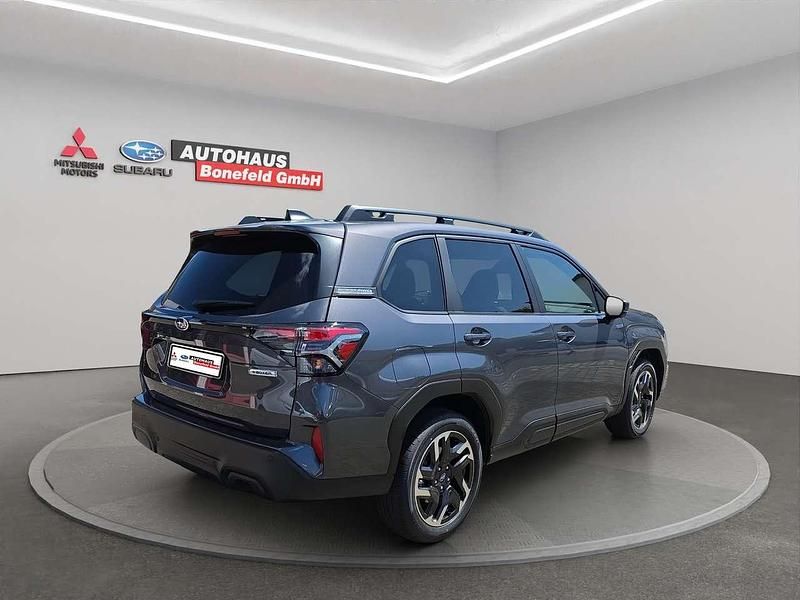 Neu Subaru Forester Active 136 PS (100 kW) 2025 Magnetite grey SUV