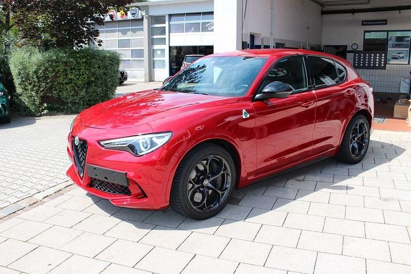 Rot Gebraucht 2022 Alfa Romeo Stelvio Quadrifoglio SUV | 59.900 € (Fairer Preis) - Bild 1/4