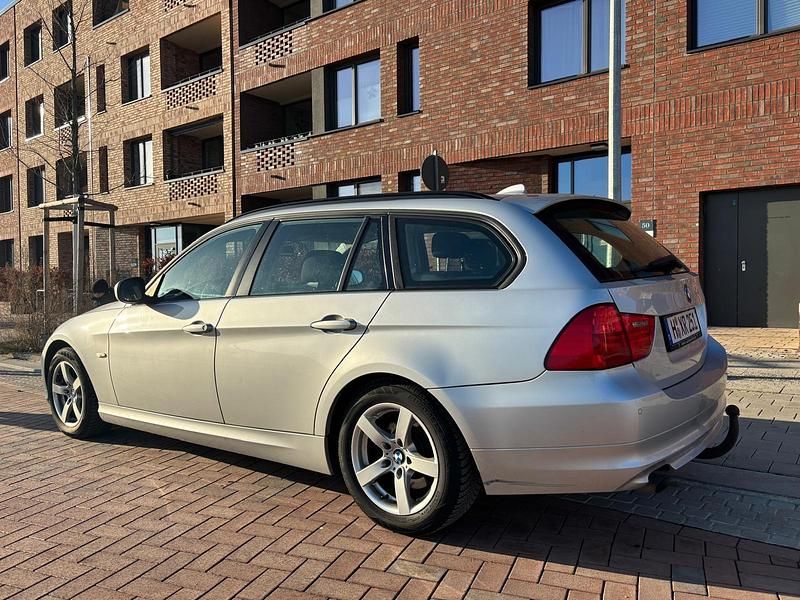 Gebraucht BMW 318 143 PS (105 kW) 2012 Silber Kombi