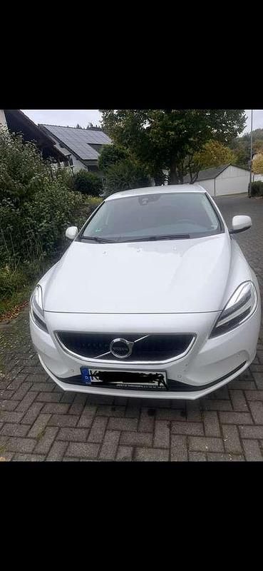 Gebraucht Volvo V40 Momentum 120 PS (88 kW) 2017 Weiß Kombi