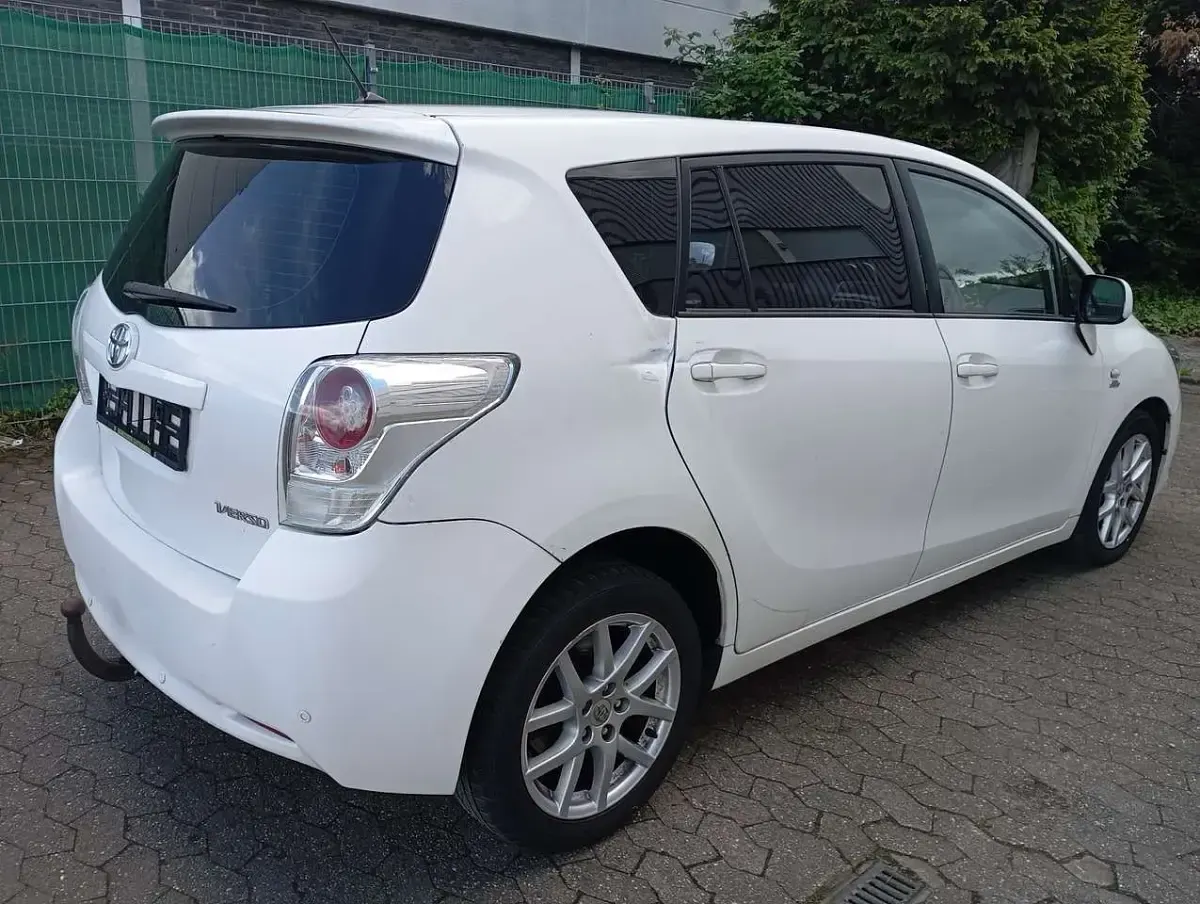 Gebraucht Toyota Verso Executive 150 PS (110 kW) 2011 Weiß Van / Kleinbus