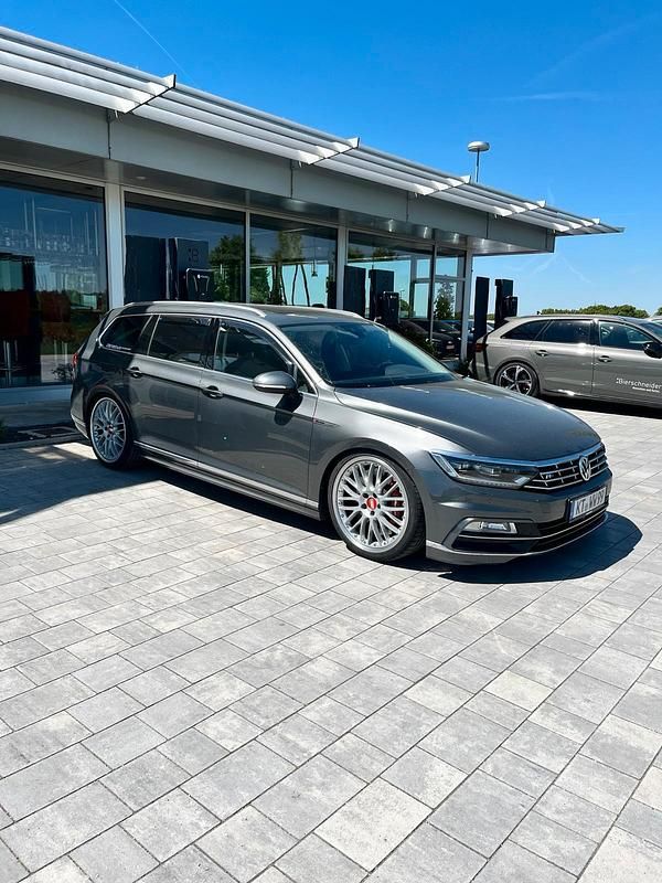 Grau Gebraucht 2017 VW Passat R-line Kombi | 29.999 € - Bild 1/4
