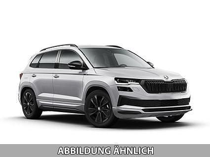Blau, raceblau metallic (8x) Neu 2025 Skoda Karoq SportLine SUV | 38.779 € (Etwas zu teuer) - Bild 1/1