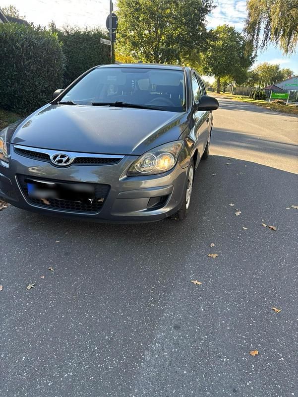 Grau Gebraucht 2009 Hyundai i30 Kleinwagen | 2.800 € (Fairer Preis) - Bild 1/4