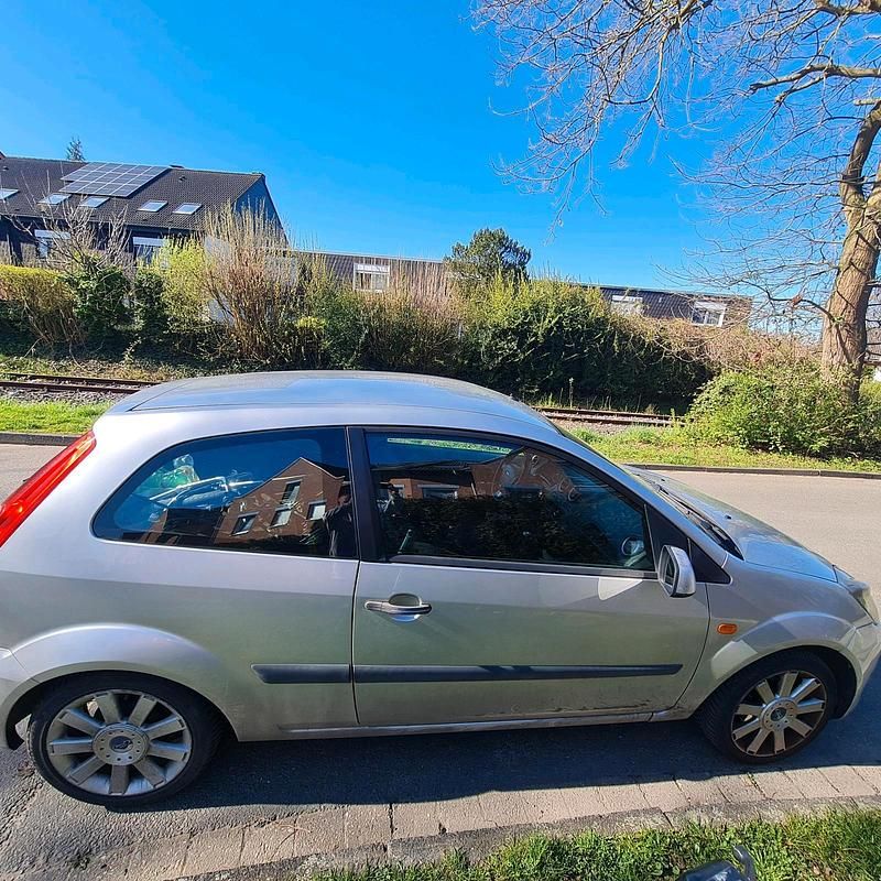 Gebraucht Ford Fiesta 80 PS (58 kW) 2008 Silber Kleinwagen