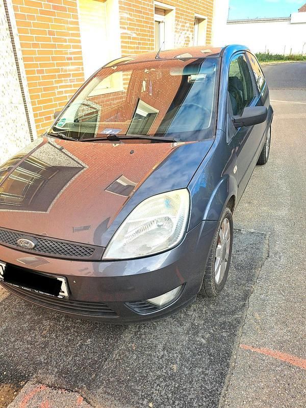 Grau Gebraucht 2005 Ford Fiesta Kleinwagen | 850 € (Guter Preis) - Bild 1/4