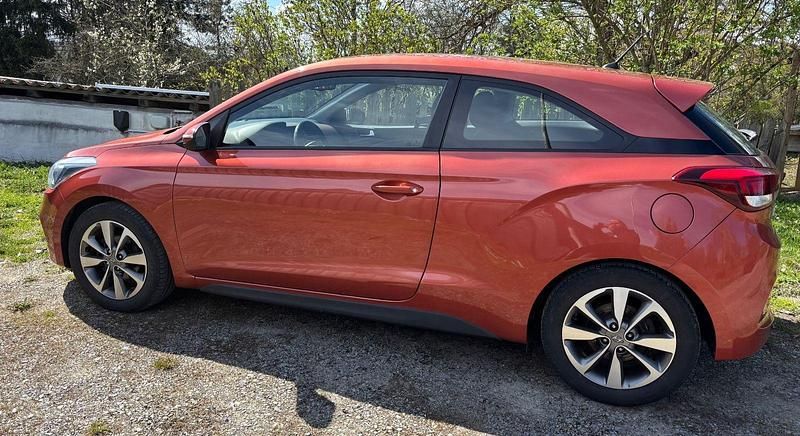 Gebraucht Hyundai i20 Style 101 PS (74 kW) 2016 Orange Coupé