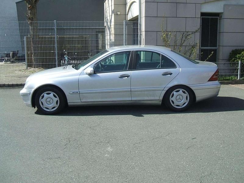 Gebraucht Mercedes 200 116 PS (85 kW) 2004 Silber Limousine