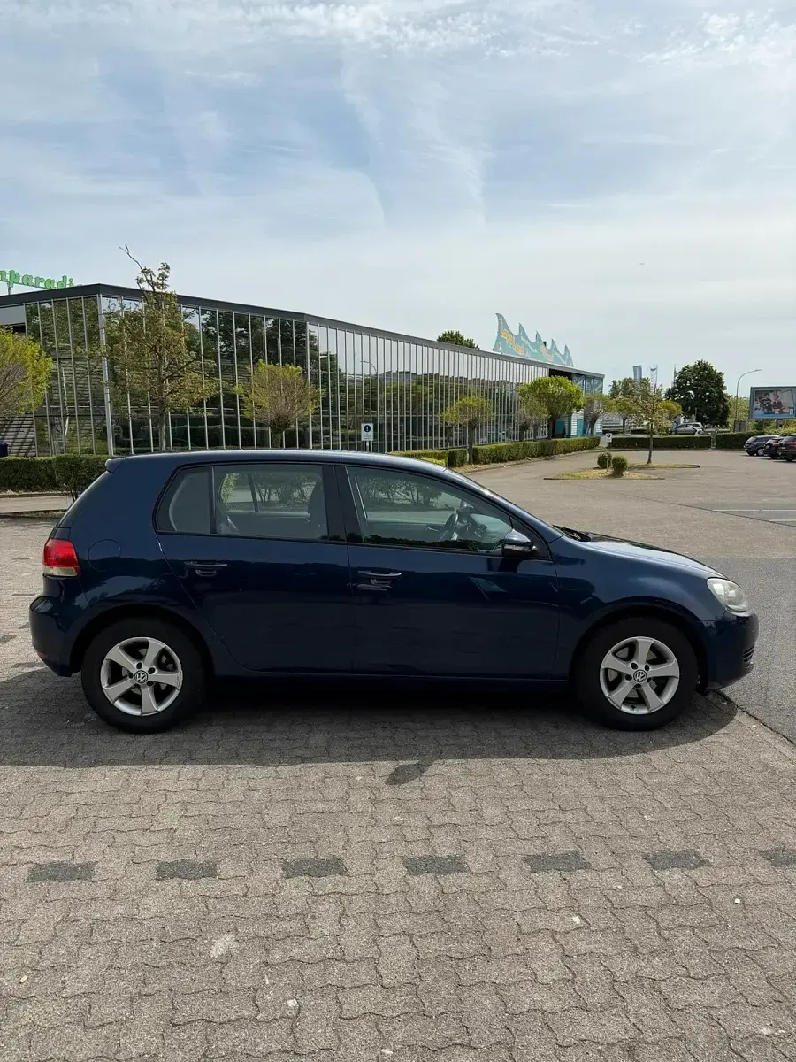 Gebraucht VW Golf VI 80 PS (58 kW) 2011 Blau Kleinwagen