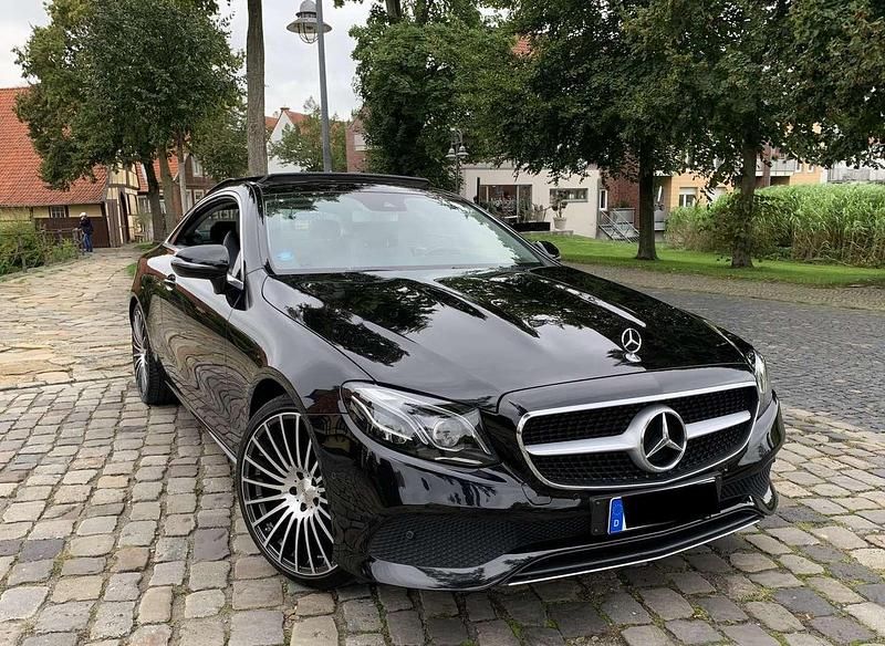 Schwarz Gebraucht 2019 Mercedes E220 Coupé | 34.780 € (Guter Preis) - Bild 1/4