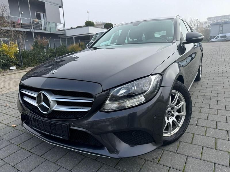 Grau Gebraucht 2020 Mercedes C220 Kombi | 15.980 € - Bild 1/4