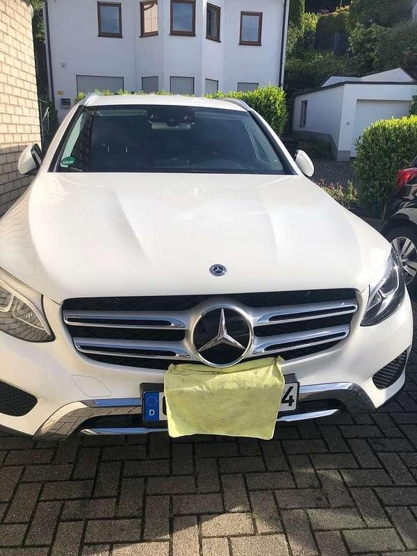 Weiß Gebraucht 2018 Mercedes GLC250 AMG line SUV | 29.800 € (Fairer Preis) - Bild 1/4