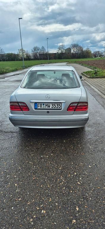 Gebraucht Mercedes E280 204 PS (150 kW) 1999 Silber Limousine