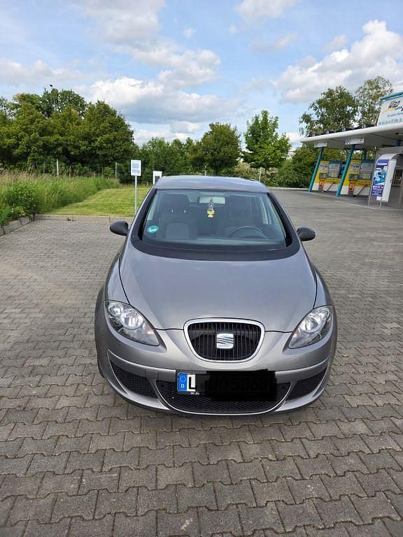 Grau Gebraucht 2005 Seat Altea Reference Van / Kleinbus | 3.100 € (Fairer Preis) - Bild 1/4