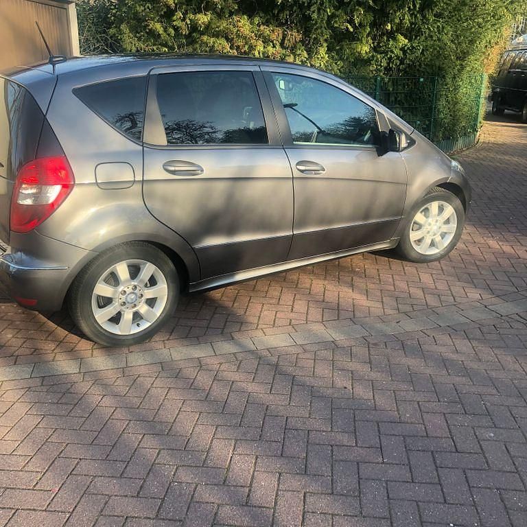 Gebraucht Mercedes A200 Elegance 136 PS (100 kW) 2010 Grau Van / Kleinbus