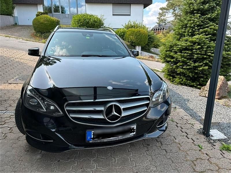 Schwarz Gebraucht 2014 Mercedes E220 Edition Kombi | 12.900 € (Fairer Preis) - Bild 1/4