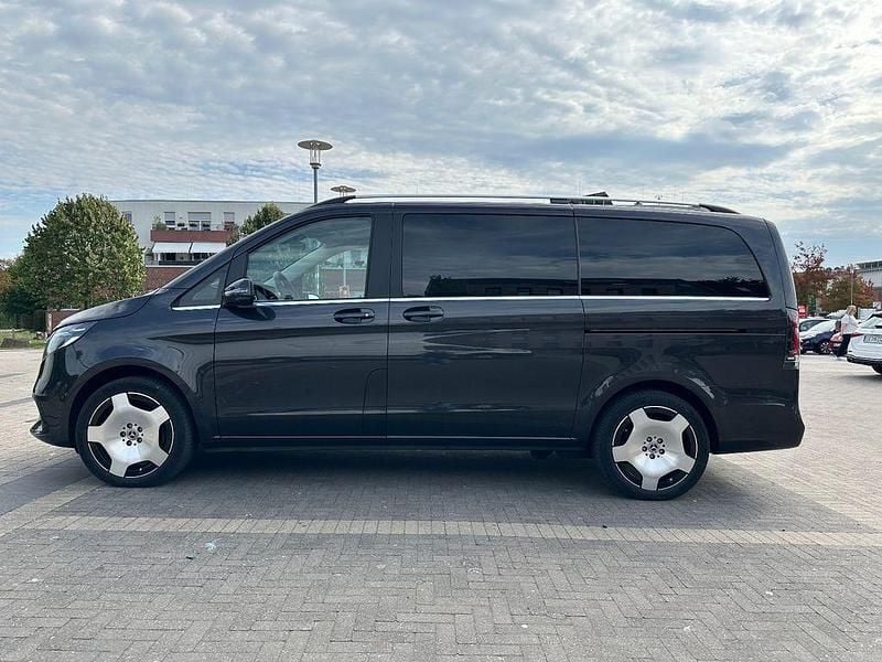 Grau Gebraucht 2024 Mercedes V300 Avantgarde Van / Kleinbus | 71.600 € (Etwas zu teuer) - Bild 1/4