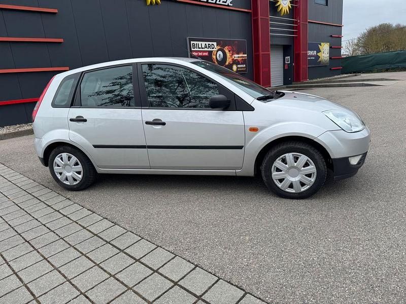 Gebraucht Ford Fiesta Ambiente 69 PS (50 kW) 2003 Silber Kleinwagen