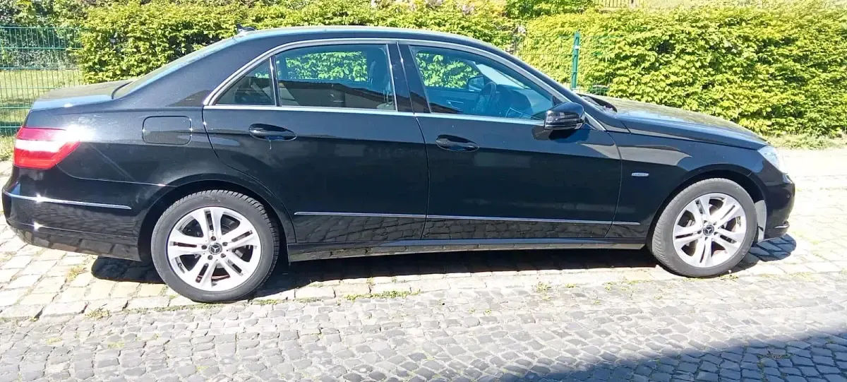 Second-hand Mercedes E200 184 CP (135 kW) 2009 Negru Berlinǎ