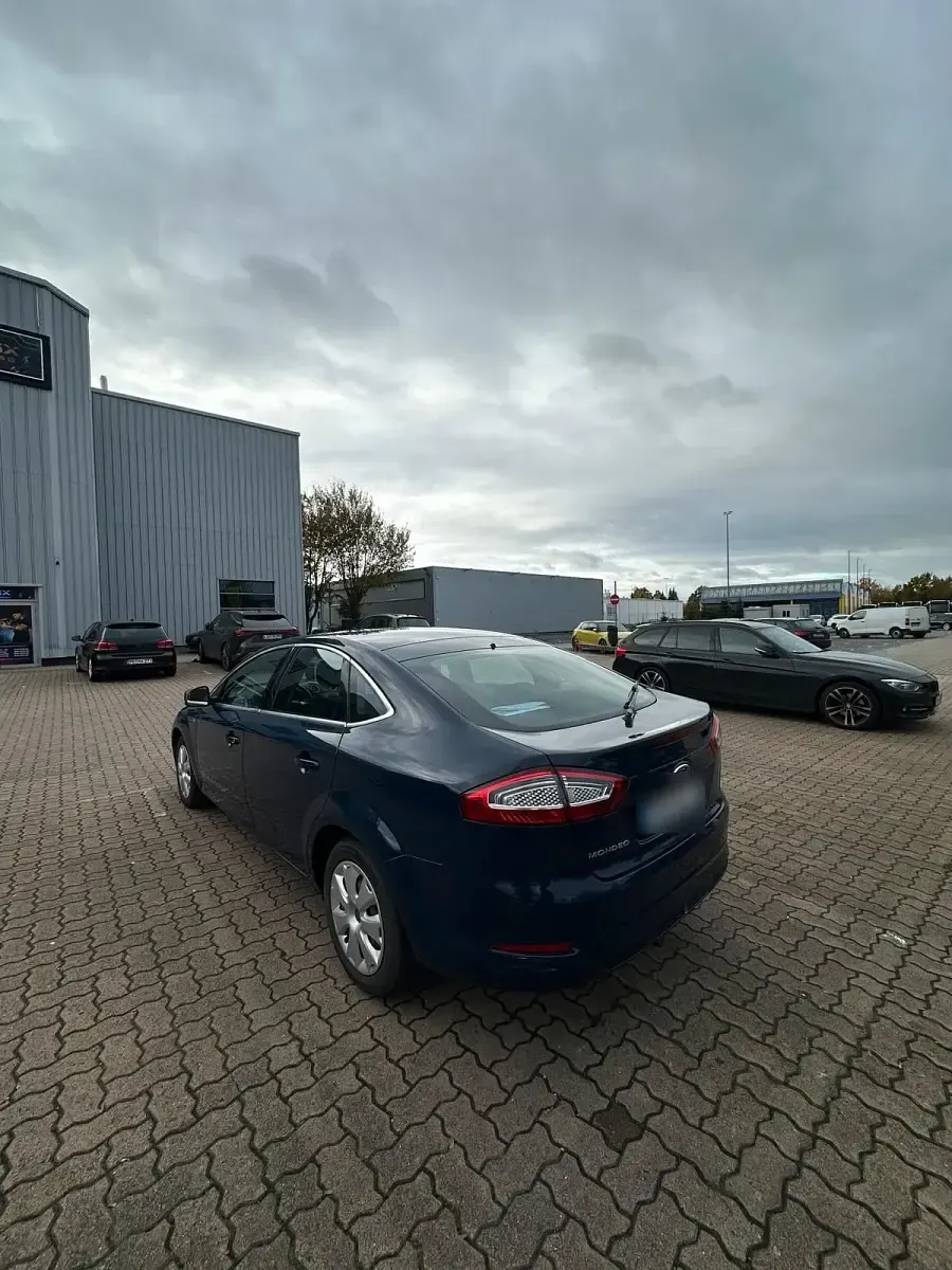 Gebraucht Ford Mondeo 163 PS (119 kW) 2011 Blau Limousine