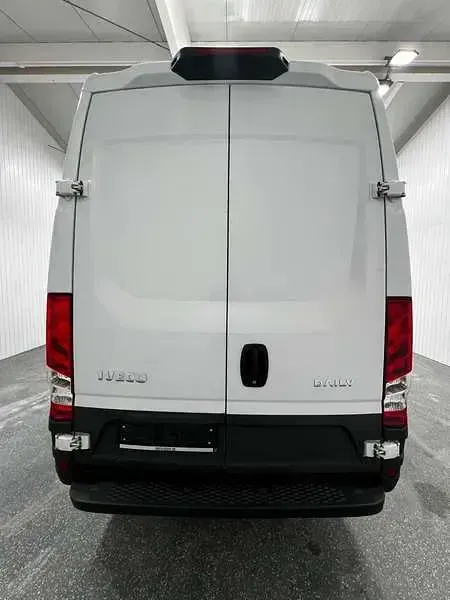 Second-hand Iveco Daily 156 CP (114 kW) 2023 Alb Van