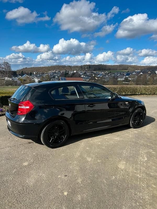 Gebraucht BMW 116 122 PS (89 kW) 2010 Schwarz Kleinwagen