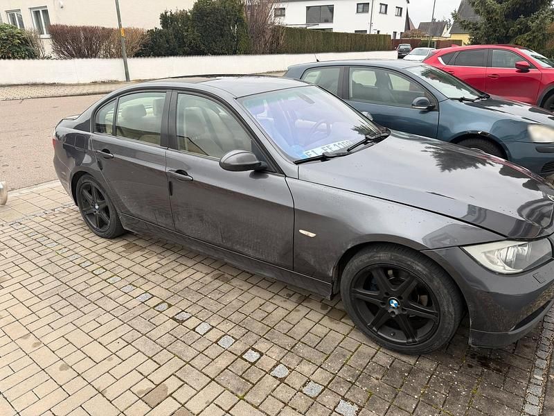Gebraucht BMW 320 150 PS (110 kW) 2004 Grau Limousine