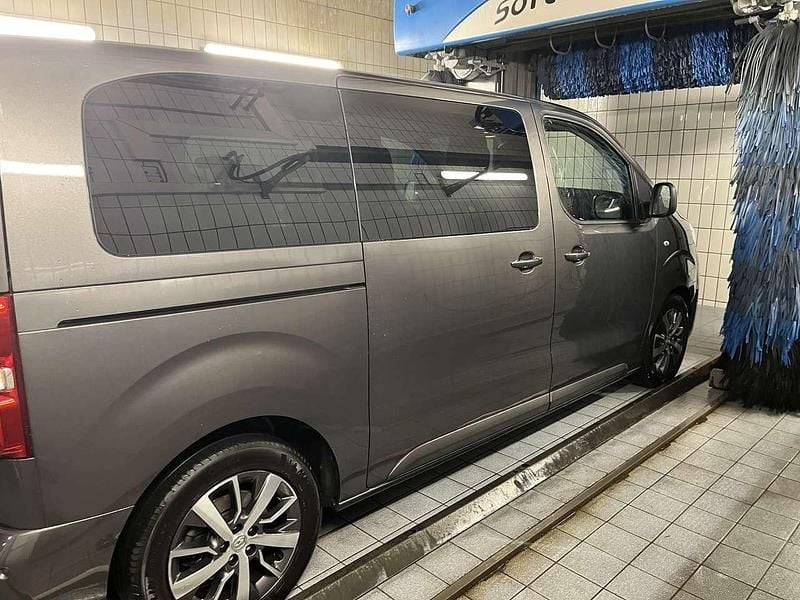 Grau Gebraucht 2022 Toyota Proace Team Van / Kleinbus | 25.650 € (Teuer) - Bild 1/4