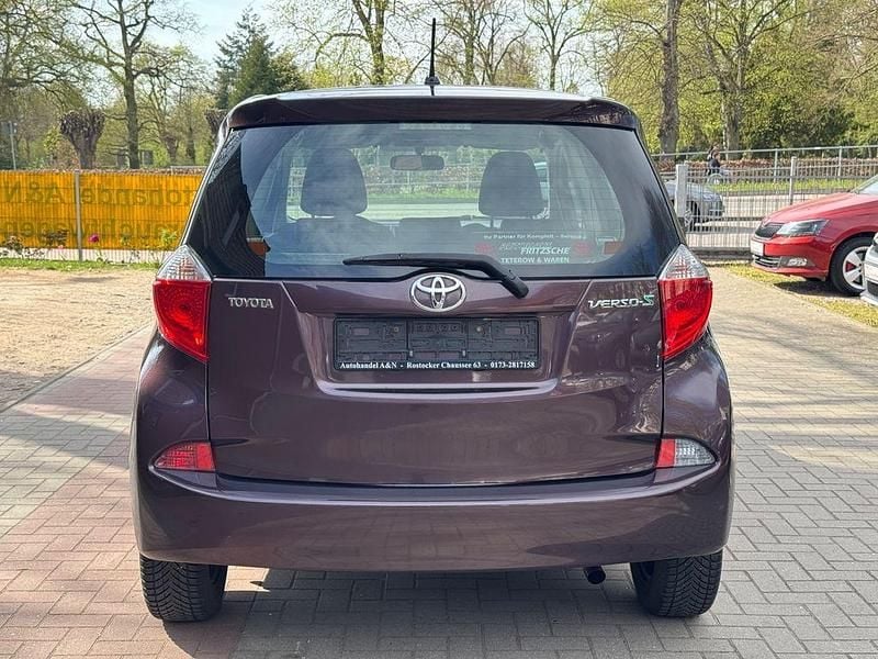 Gebraucht Toyota Verso-S Cool 99 PS (72 kW) 2011 Violett Van / Kleinbus