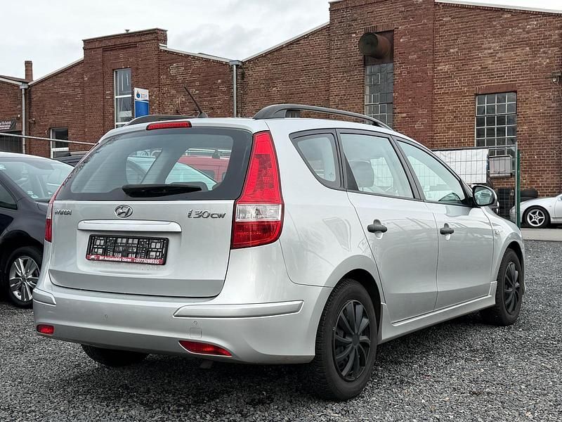 Gebraucht Hyundai i30 90 PS (66 kW) 2012 Silber Kombi