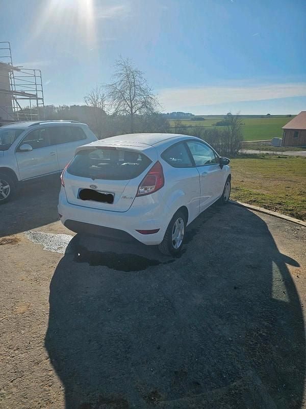 Gebraucht Ford Fiesta 60 PS (44 kW) 2017 Weiß Kleinwagen