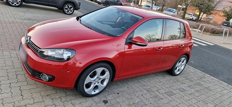 Gebraucht VW Golf VI 105 PS (77 kW) 2010 Rot Kleinwagen