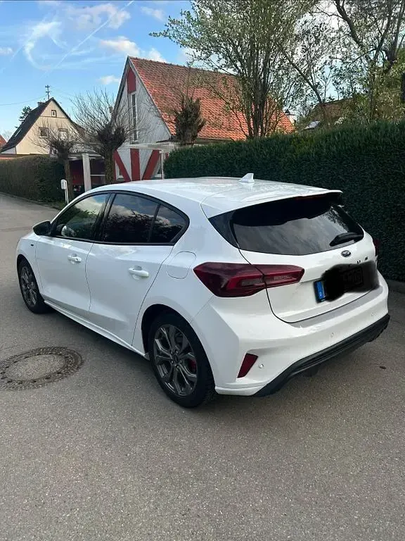 Używany Ford Focus ST-Line 125 KM (91 kW) 2023 Biały Sedan/Limuzyna