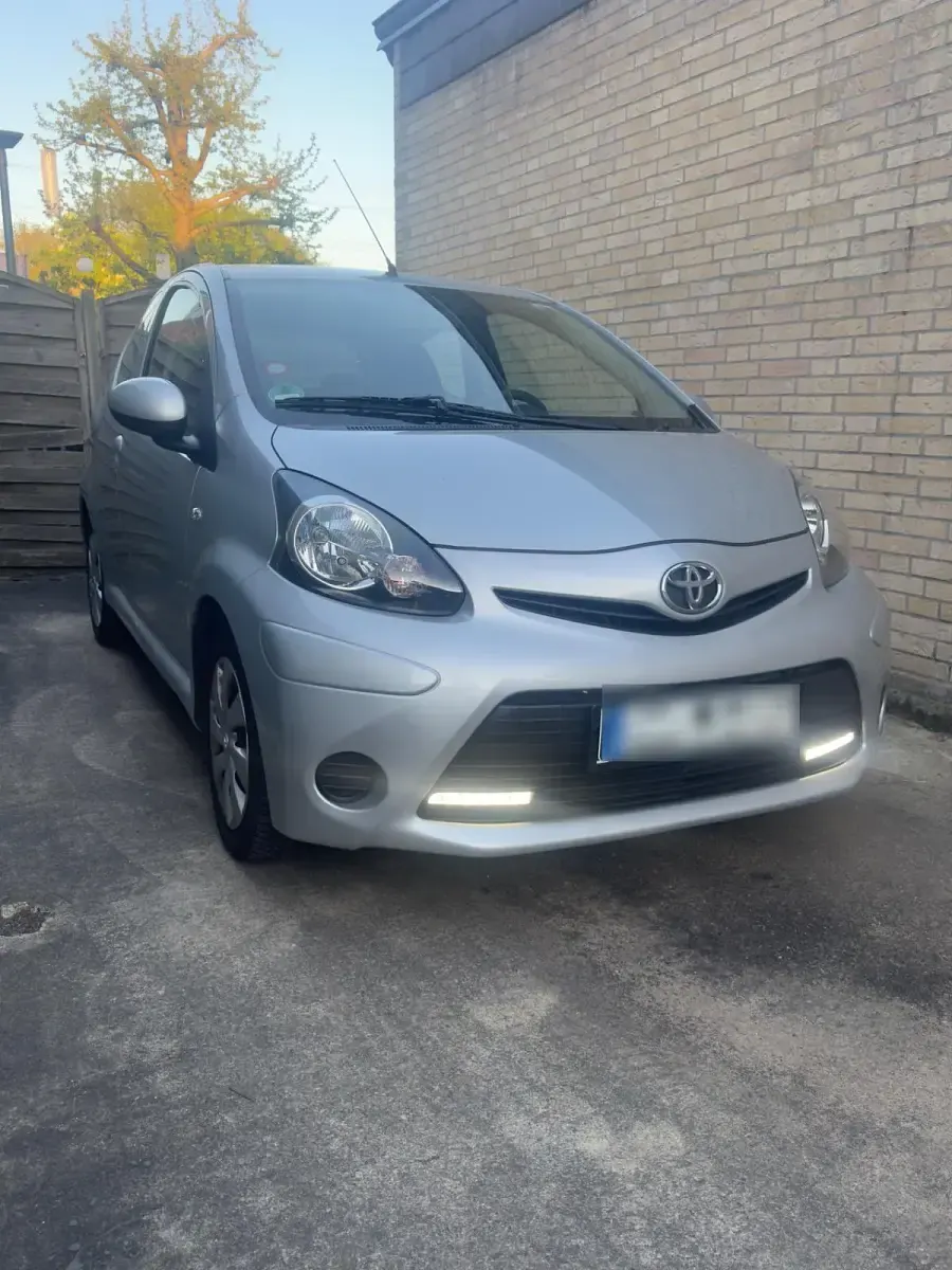 Second-hand Toyota Aygo 68 CP (50 kW) 2012 Argintiu Hatchback