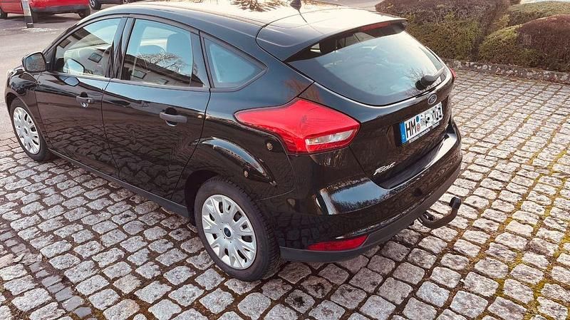 Gebraucht Ford Focus Ambiente 101 PS (74 kW) 2016 Schwarz Limousine
