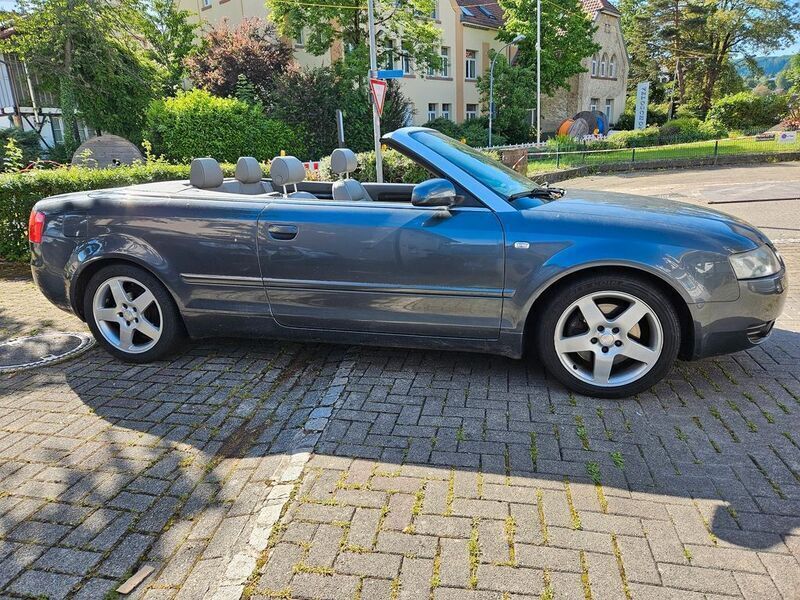 Grau Gebraucht 2004 Audi A4 Cabriolet Ambiente Cabrio | 5.900 € - Bild 1/4