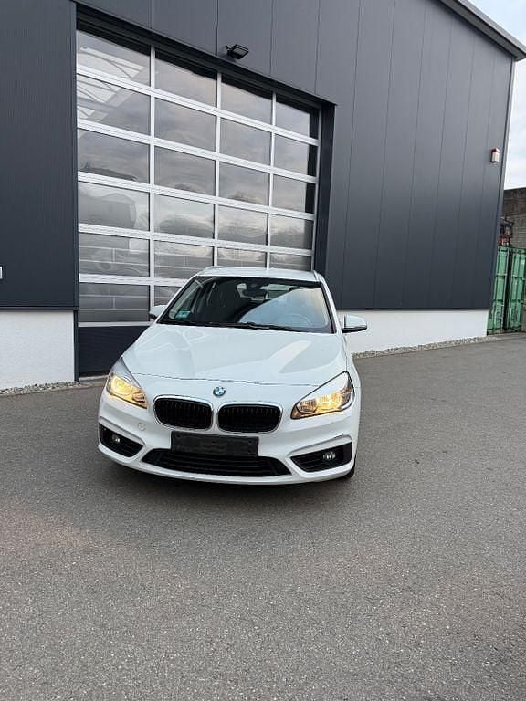 Weiß Gebraucht 2014 BMW 218 Kombi | 9.999 € (Fairer Preis) - Bild 1/4