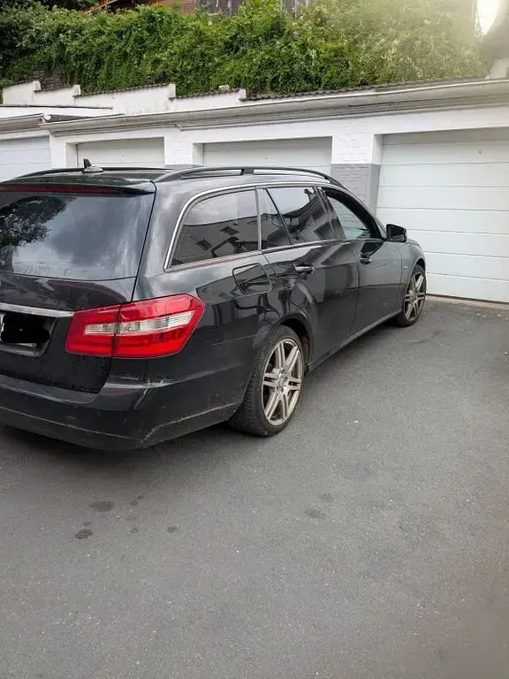 Gebraucht Mercedes E250 Avantgarde 204 PS (150 kW) 2011 Schwarz Limousine
