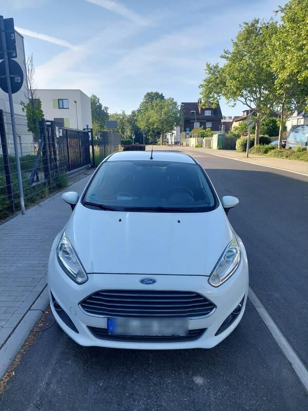 Weiß Gebraucht 2015 Ford Fiesta Kleinwagen | 7.750 € (Fairer Preis) - Bild 1/4