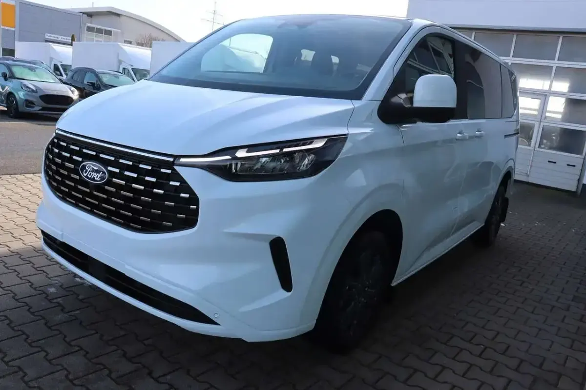 Neu Ford Tourneo Custom Titanium 150 PS (110 kW) 2026 Frozen white Van