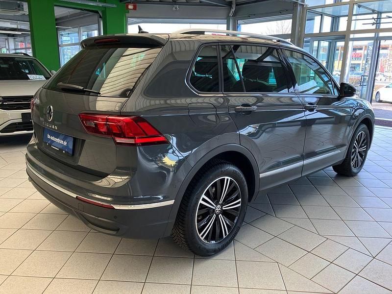 Gebraucht VW Tiguan Active 131 PS (96 kW) 2022 Grau SUV