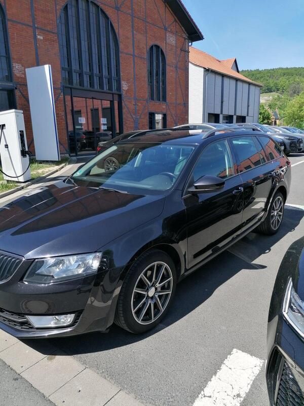 Schwarz Gebraucht 2017 Skoda Octavia Kombi | 10.400 € (Guter Preis) - Bild 1/4