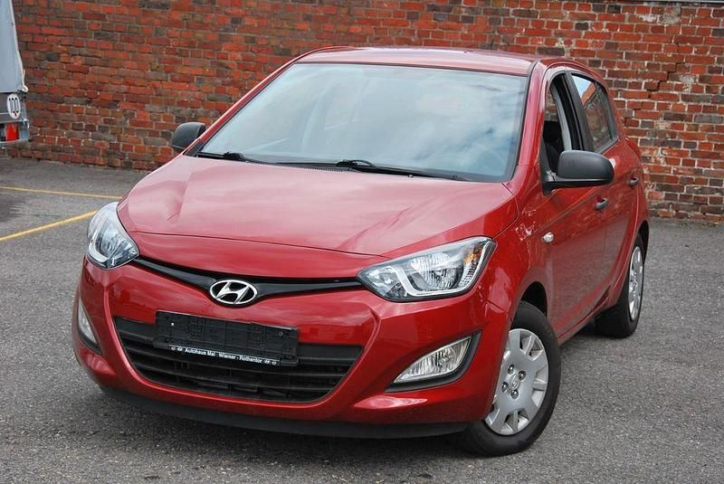 Gebraucht Hyundai i20 Style 101 PS (74 kW) 2014 Rot Limousine
