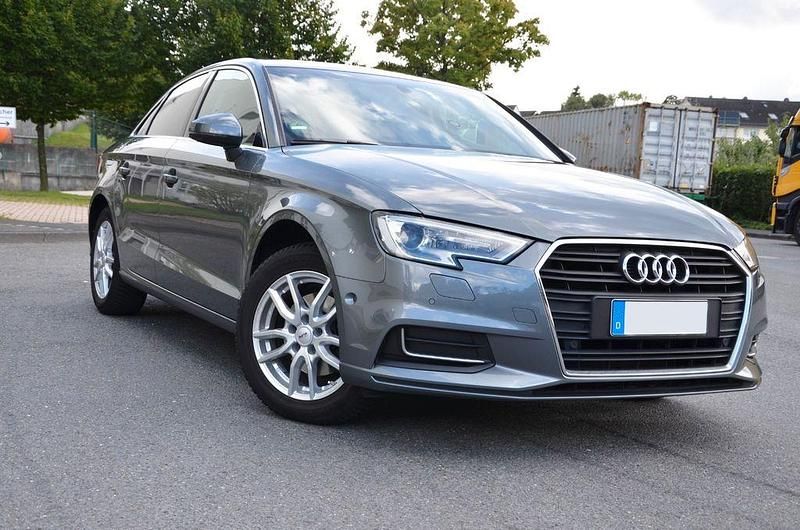 Grau Gebraucht 2018 Audi A3 Comfort Limousine | 18.990 € (Guter Preis) - Bild 1/4
