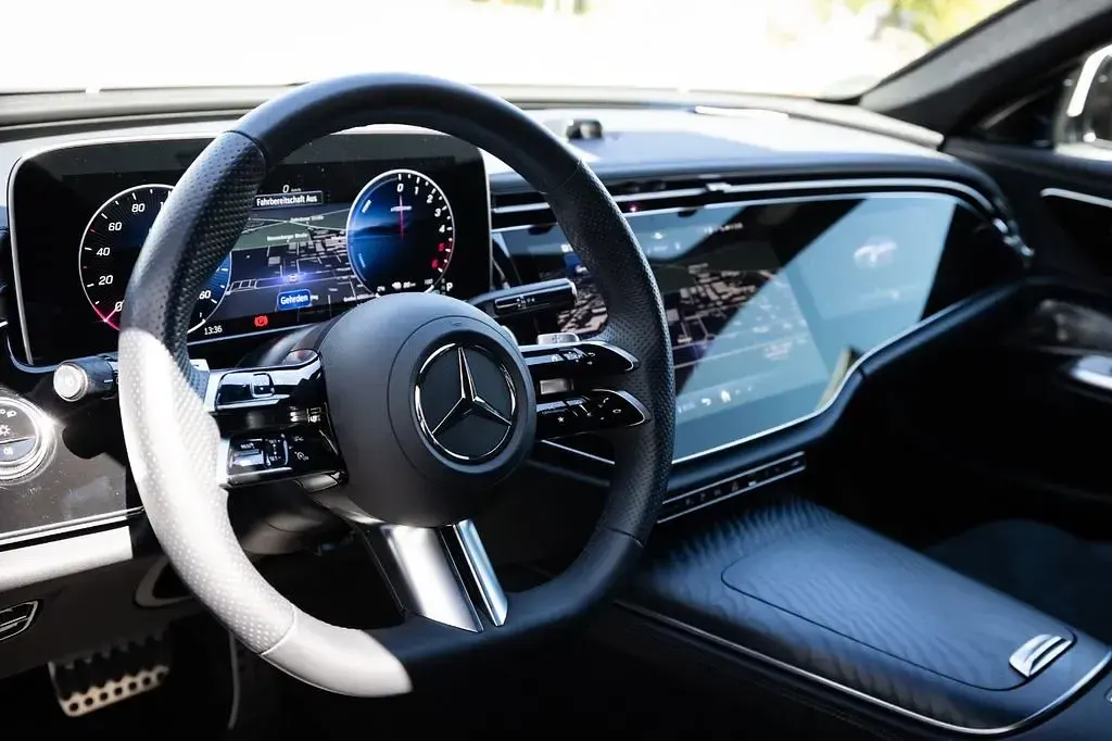 Second-hand Mercedes E300 AMG 313 CP (230 kW) 2025 Alb Berlinǎ