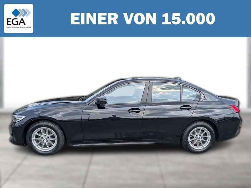 Schwarz metallic Gebraucht 2022 BMW 320 Advantage Limousine | 30.310 € (Etwas zu teuer) - Bild 1/4