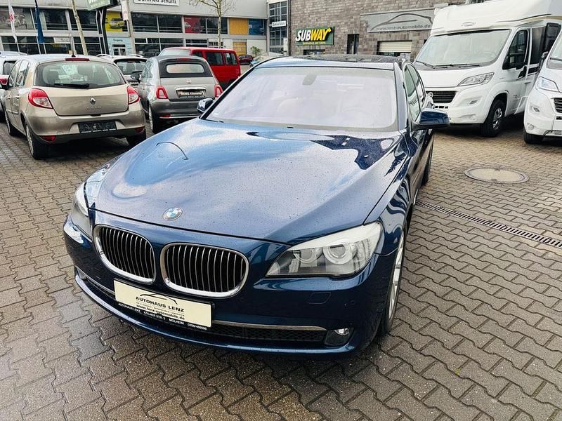 Gebraucht BMW 750 408 PS (300 kW) 2011 Blau Limousine