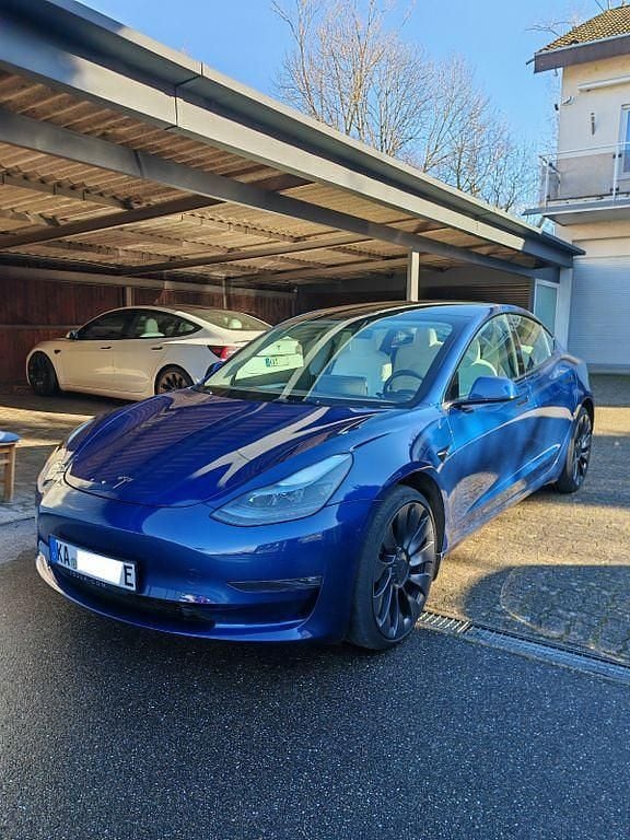 Blau Gebraucht 2022 Tesla Model 3 Performance Limousine | 32.900 € (Fairer Preis) - Bild 1/3